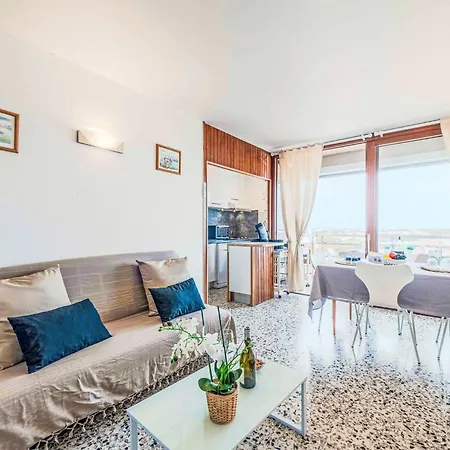 Appartamento Le Suffren-2 By Interhome